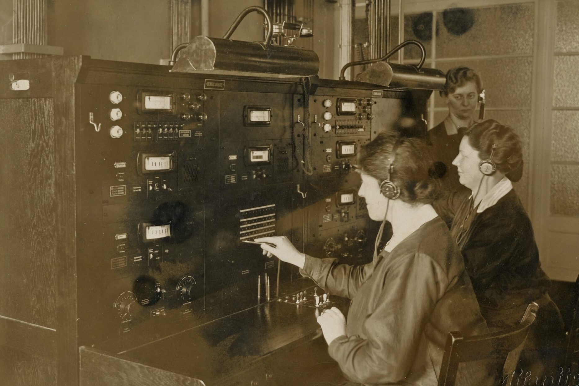 Frauen bei der manuellen Vermittlung der ersten Ferngespräche zwischen Berlin und Rio de Janeiro am Überseeschrank des Fernamts der Deutschen Reichspost in Berlin, Winterfeldtstraße, 1930